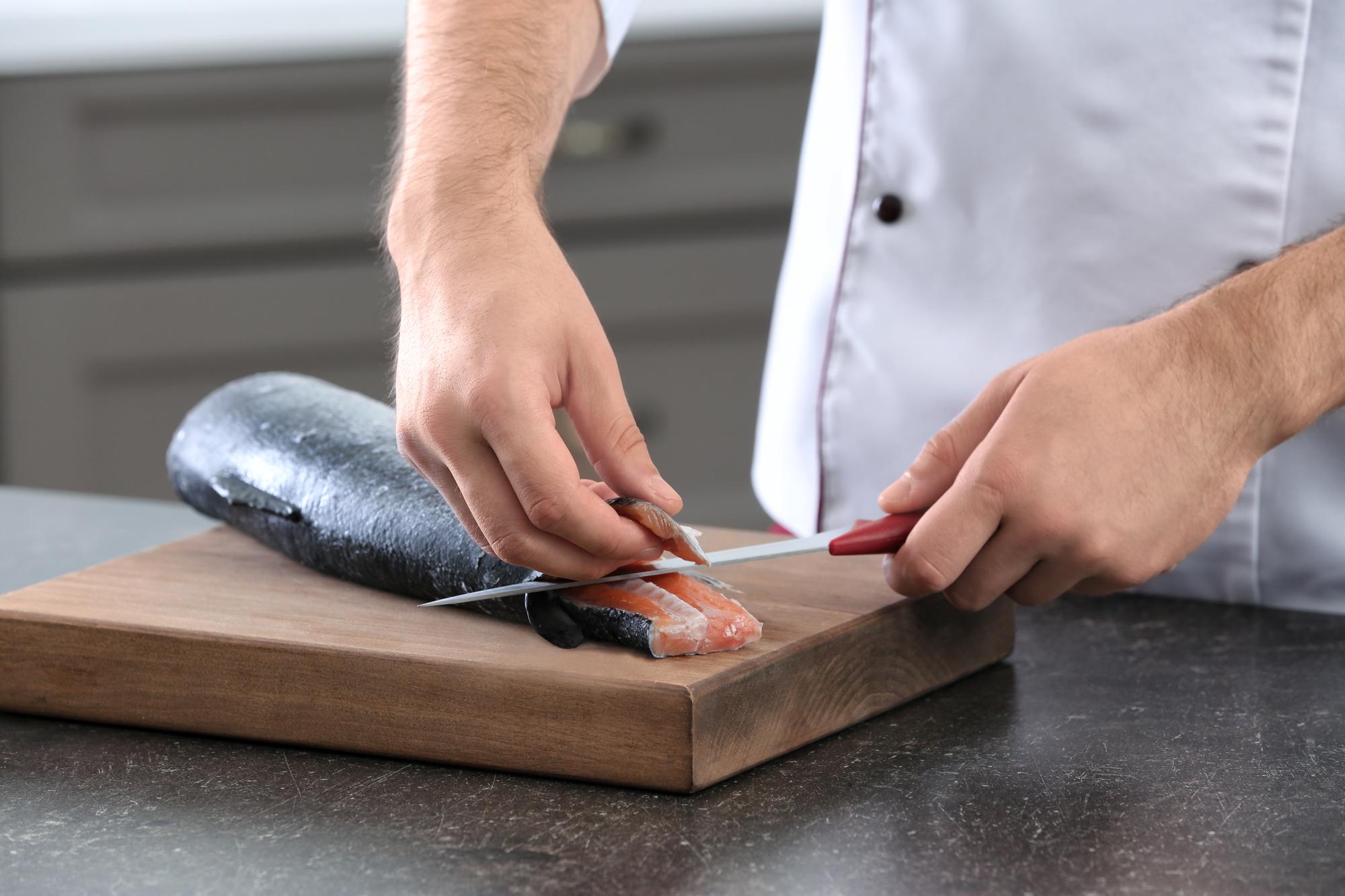 Chef che dimostra una tecnica di taglio